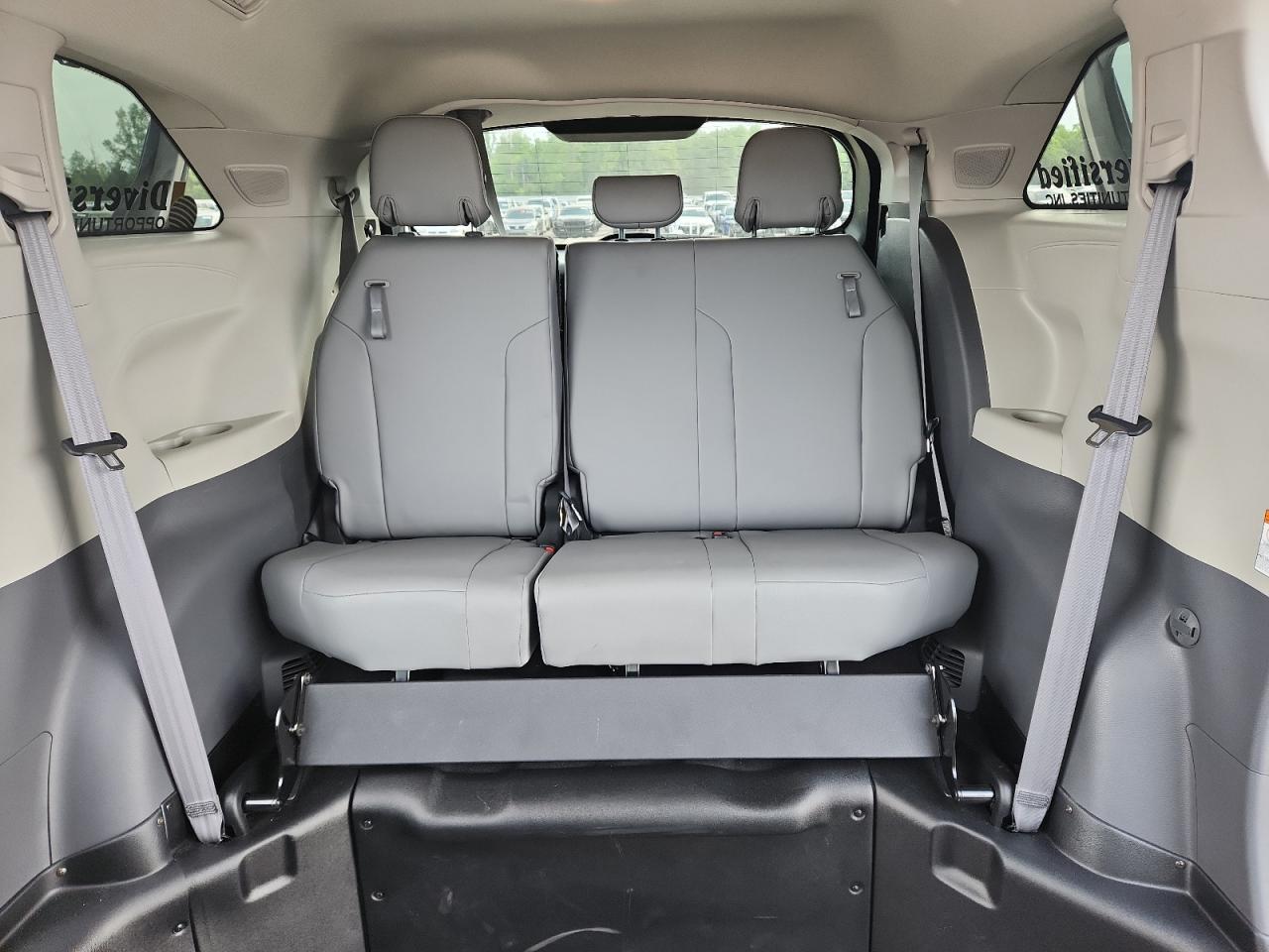 2021 TOYOTA SIENNA XLE photo 19