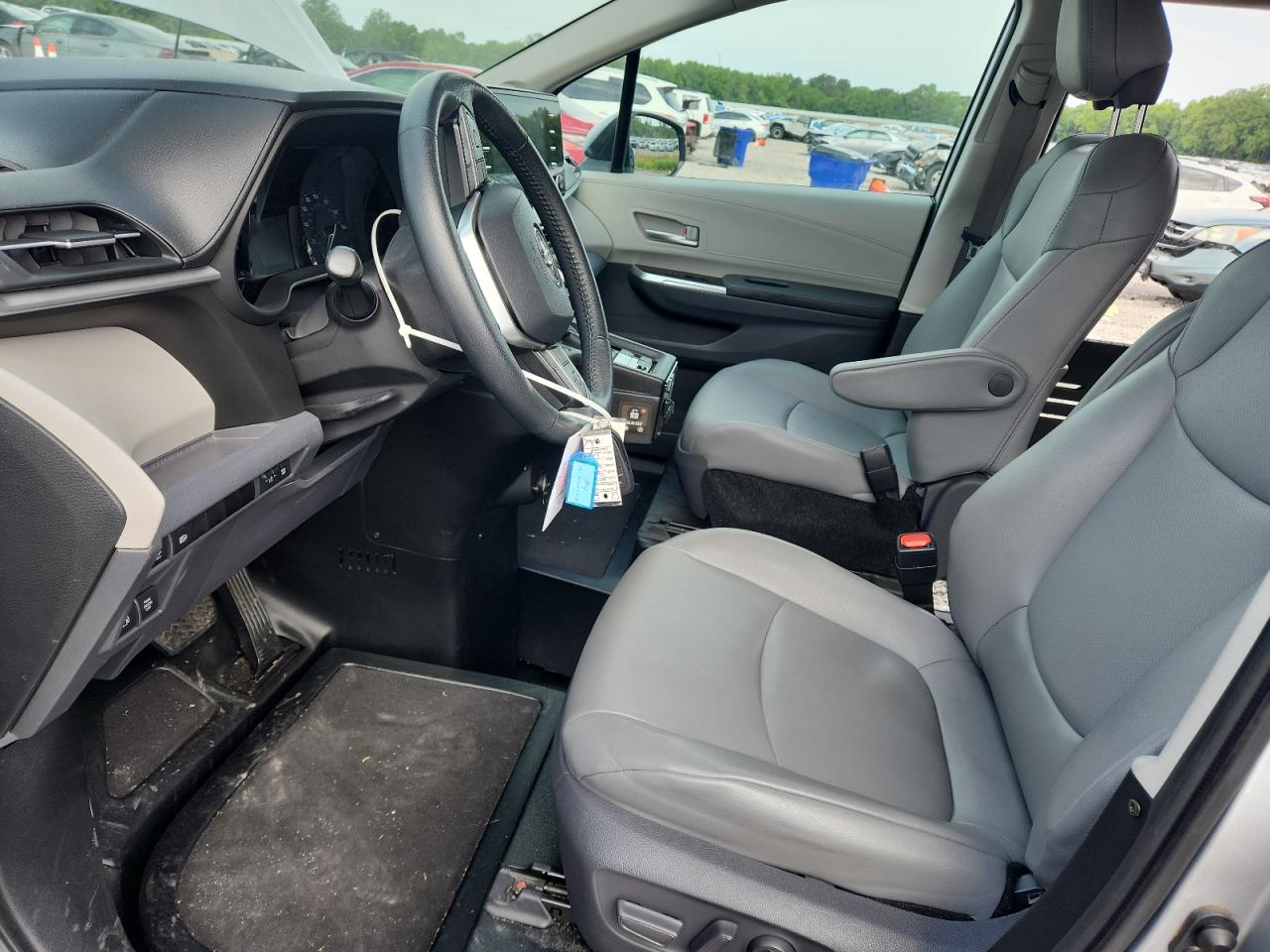 2021 TOYOTA SIENNA XLE photo 13