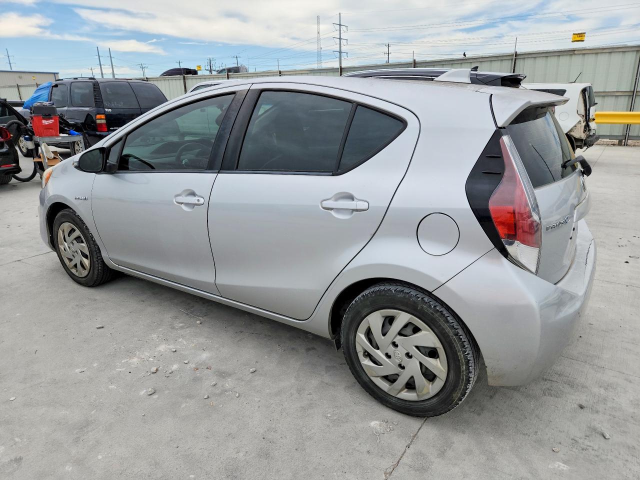 2015 TOYOTA PRIUS C ONE photo 2