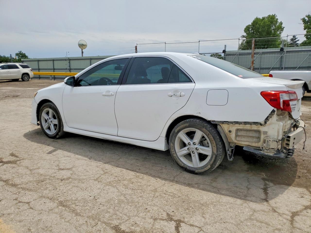 2013 TOYOTA CAMRY SE photo 3