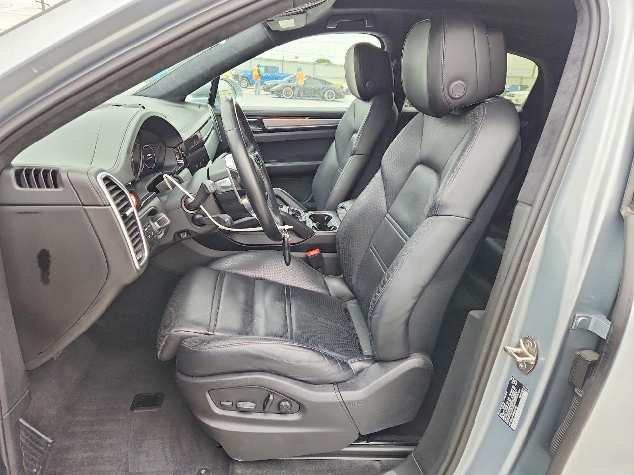 2023 PORSCHE CAYENNE GTS COUPE photo 7
