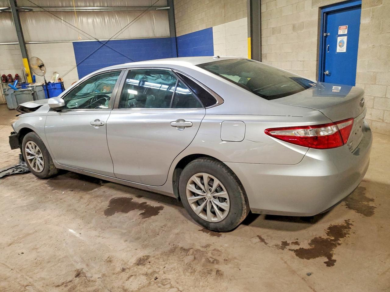 2016 TOYOTA CAMRY LE photo 2