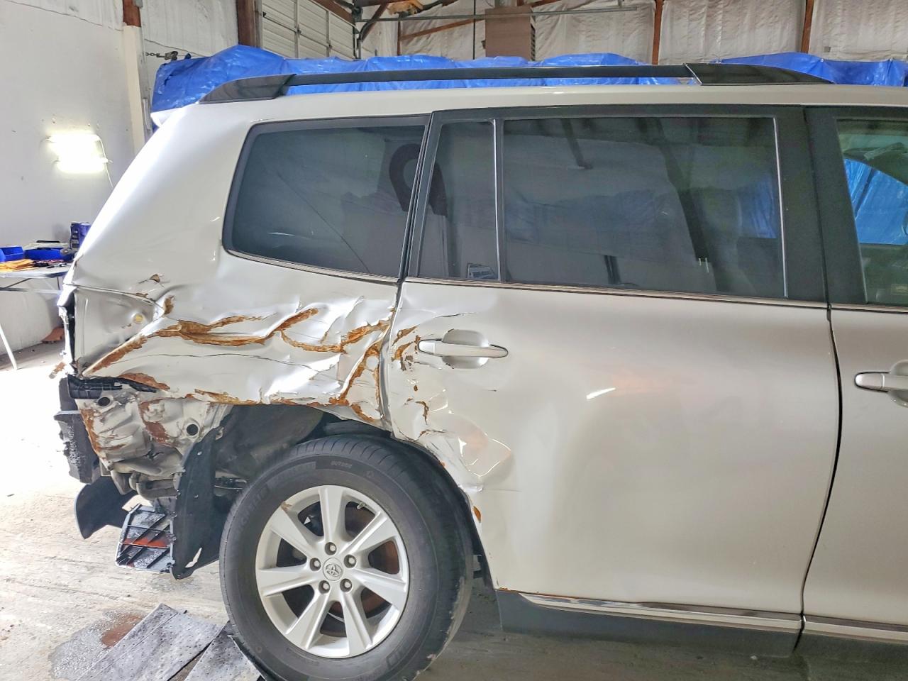2011 TOYOTA HIGHLANDER SE photo 21