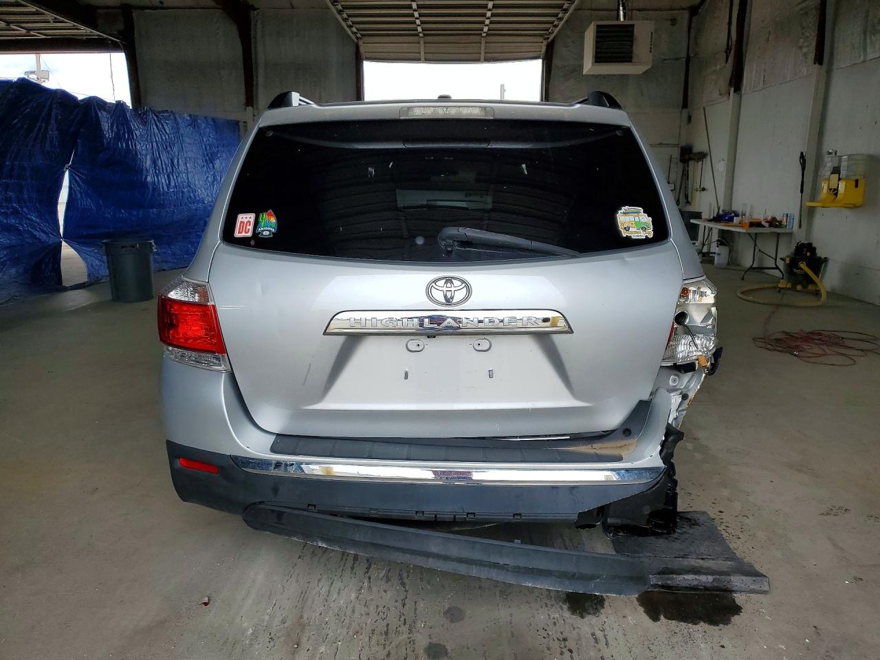 2011 TOYOTA HIGHLANDER SE photo 11