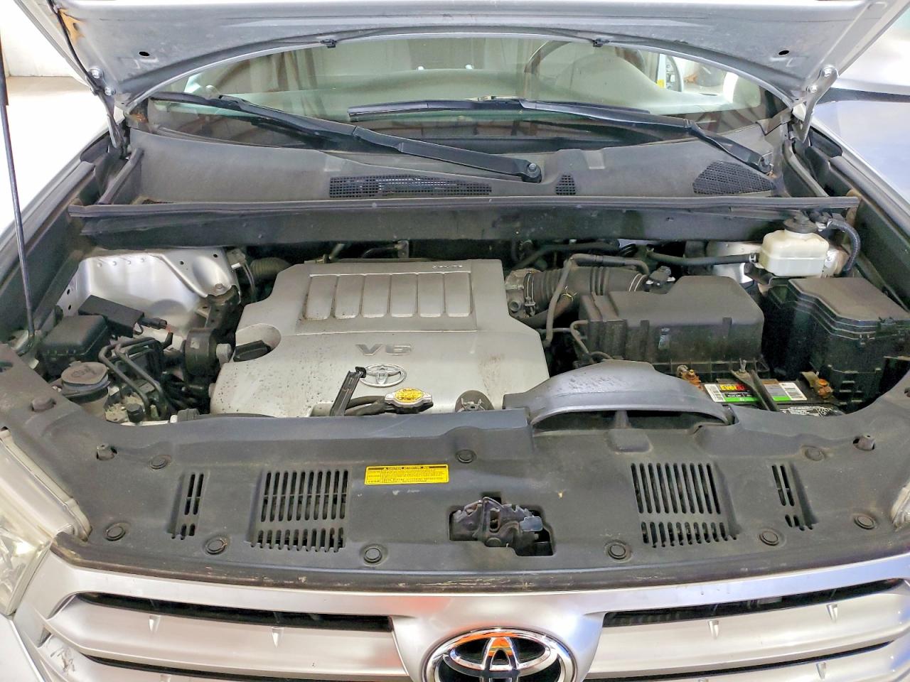 2011 TOYOTA HIGHLANDER SE photo 23