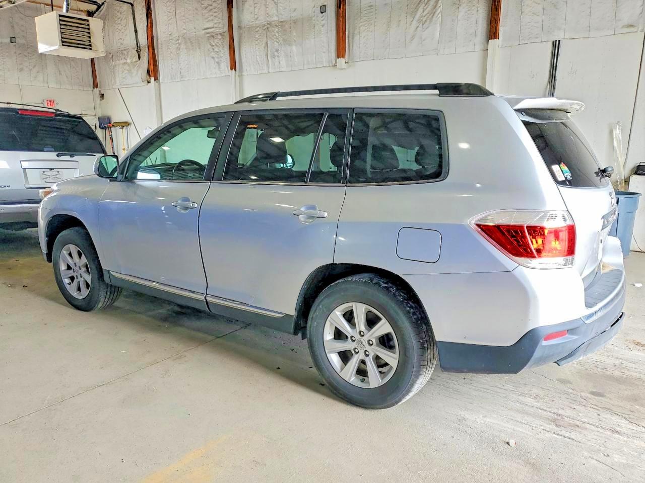 2011 TOYOTA HIGHLANDER SE photo 3