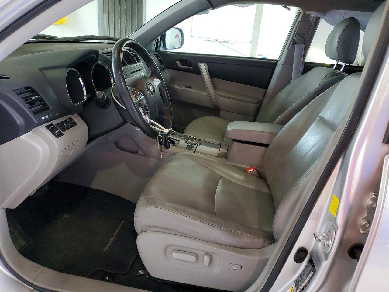 2011 TOYOTA HIGHLANDER SE photo 13