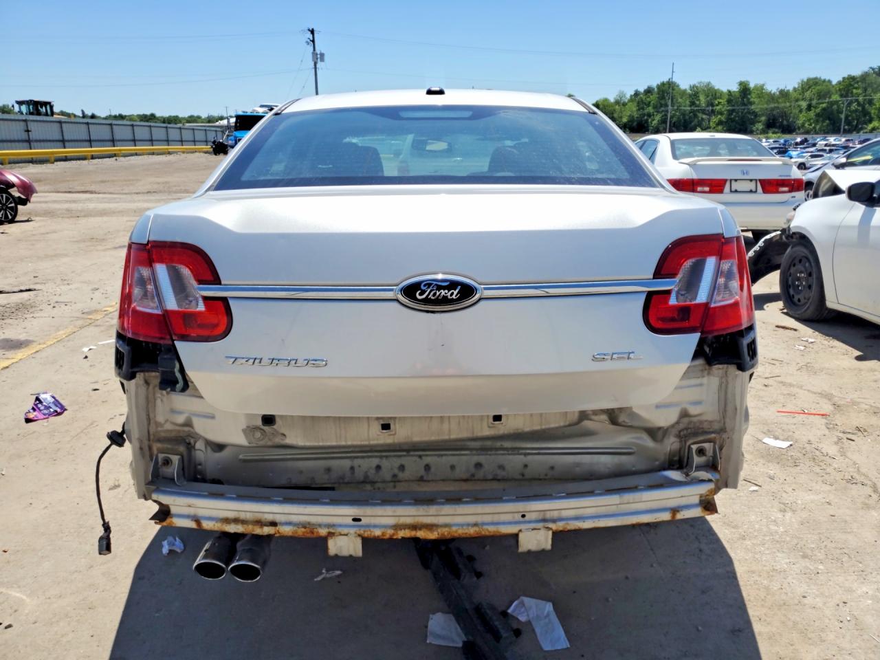 2010 FORD TAURUS SEL photo 11