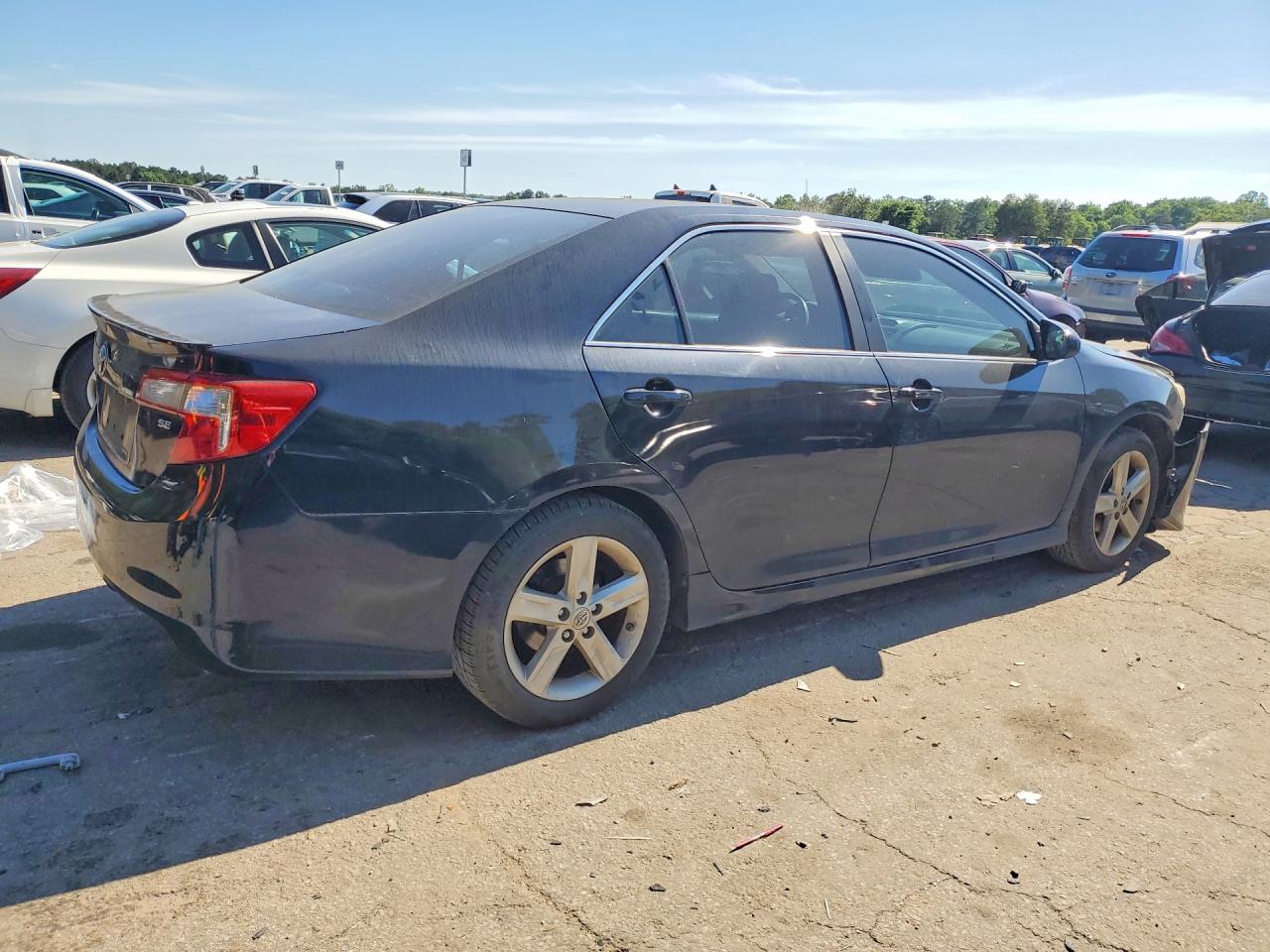 2014 TOYOTA CAMRY SE photo 5