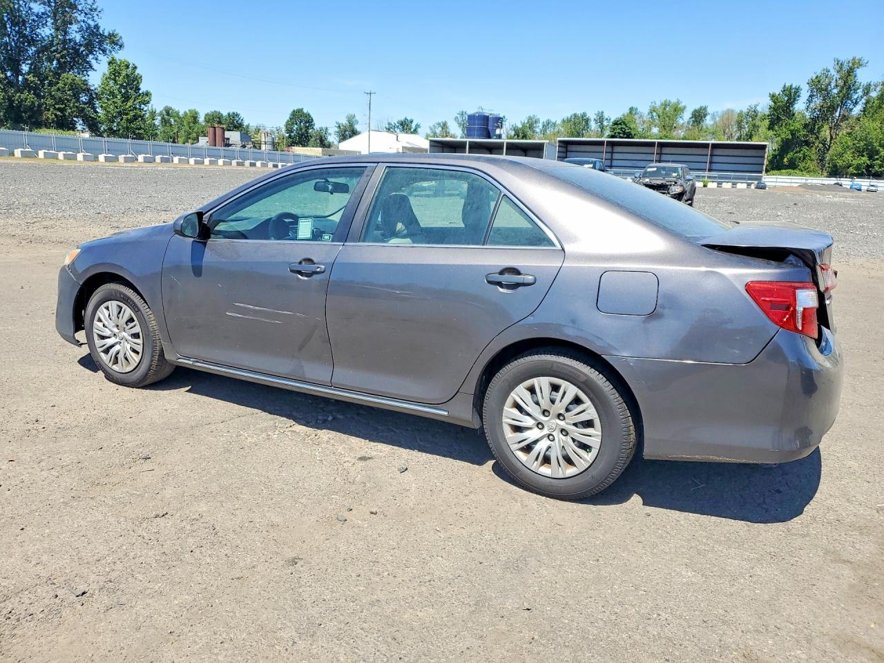 2014 TOYOTA CAMRY LE photo 3
