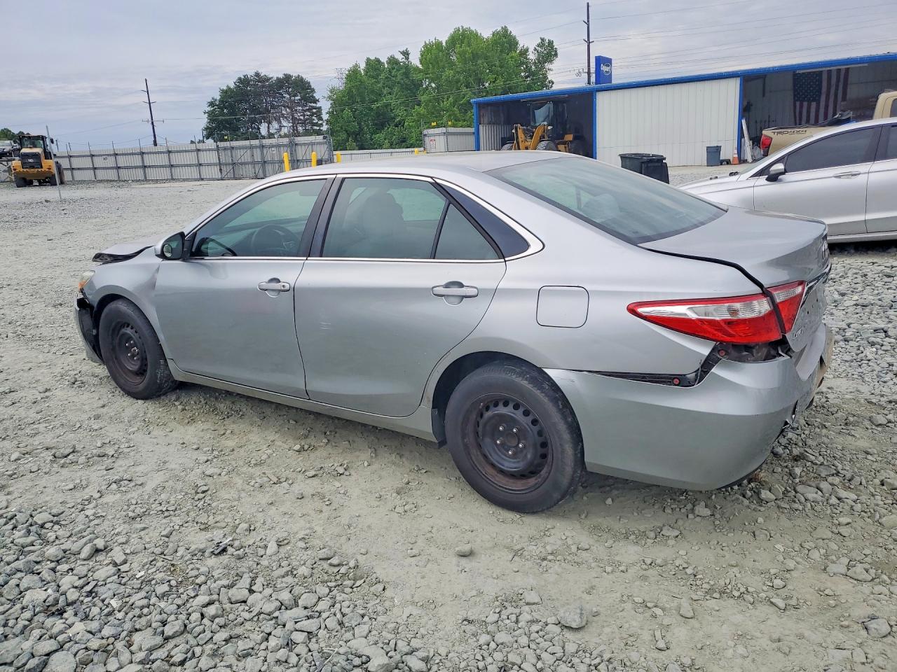 2015 TOYOTA CAMRY LE photo 4