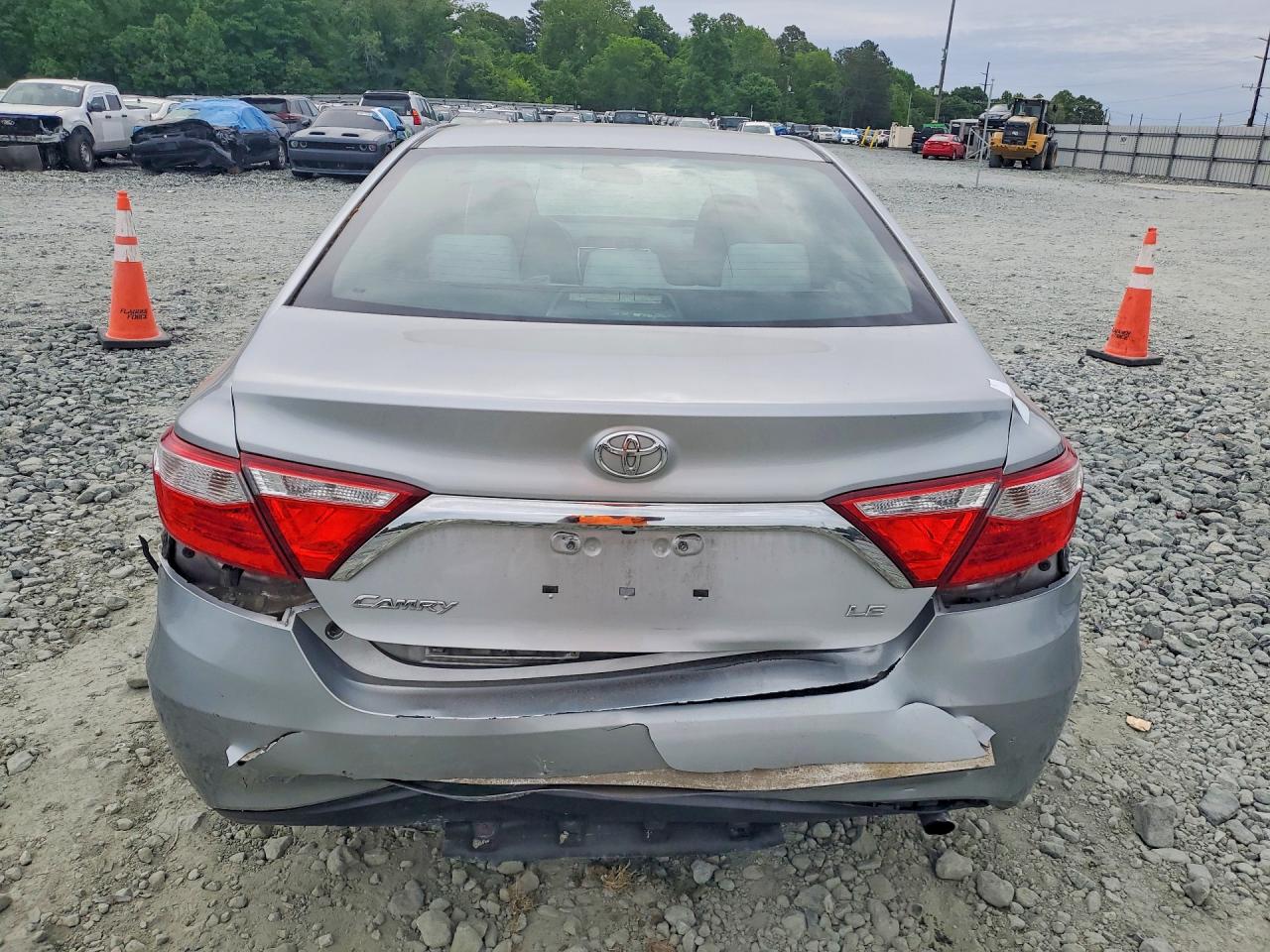 2015 TOYOTA CAMRY LE photo 16
