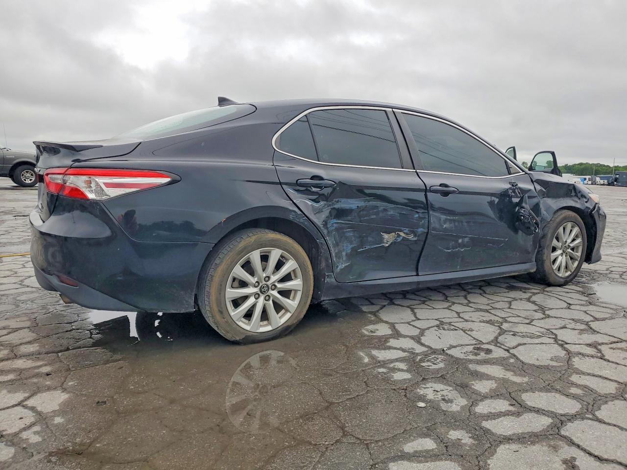 2020 TOYOTA CAMRY LE photo 5