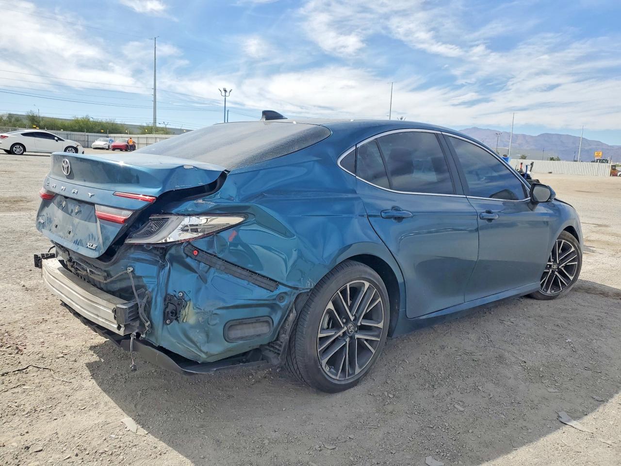 2025 TOYOTA CAMRY XLE photo 5