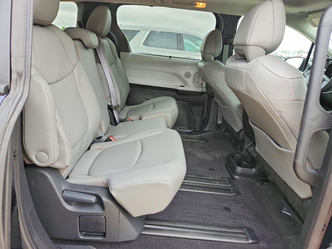 2025 TOYOTA SIENNA XLE 8-PASSENGER photo 11