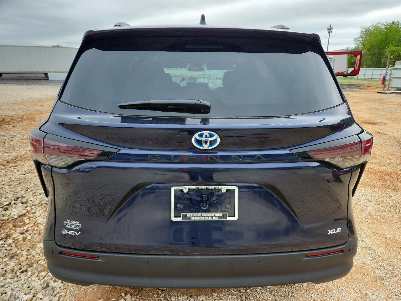 2025 TOYOTA SIENNA XLE 8-PASSENGER photo 6