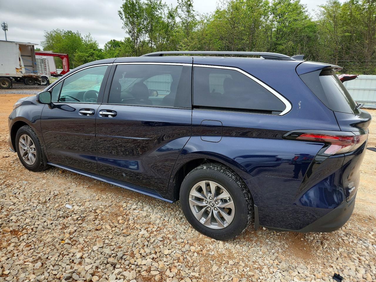 2025 TOYOTA SIENNA XLE 8-PASSENGER photo 2
