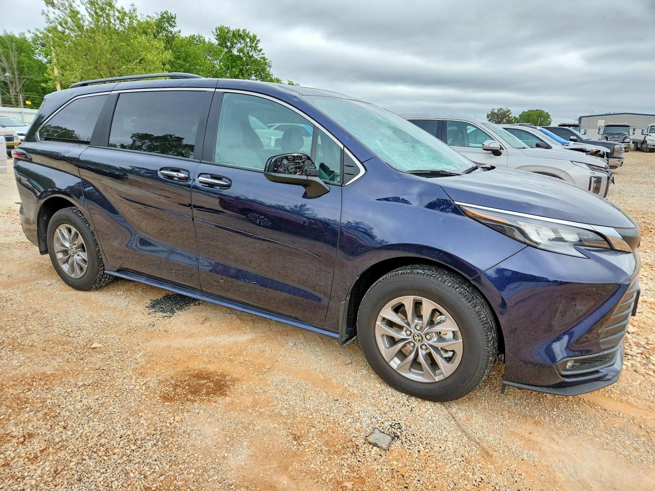 2025 TOYOTA SIENNA XLE 8-PASSENGER photo 4