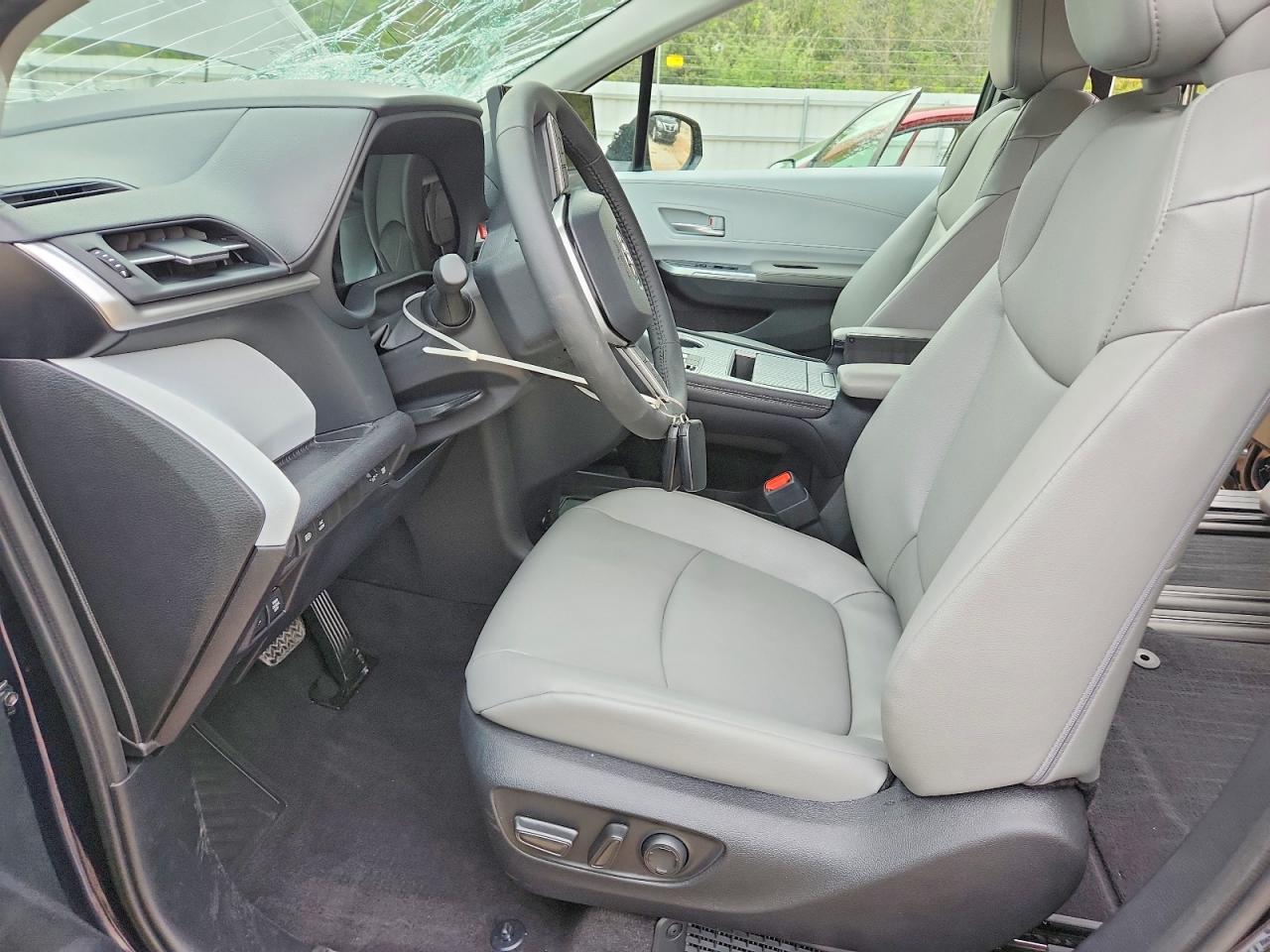 2025 TOYOTA SIENNA XLE 8-PASSENGER photo 7