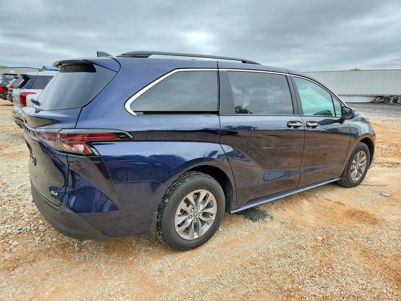 2025 TOYOTA SIENNA XLE 8-PASSENGER photo 3