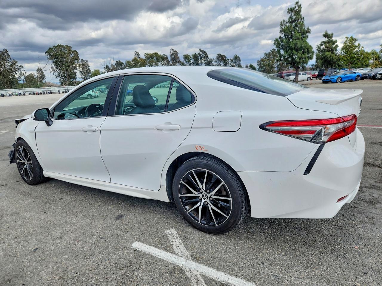 2018 TOYOTA CAMRY SE photo 3