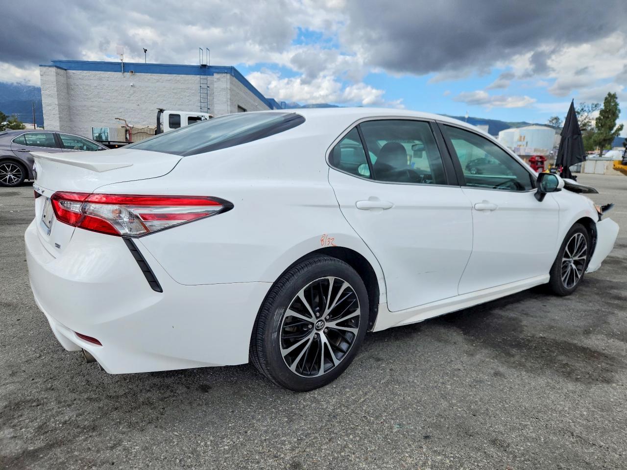 2018 TOYOTA CAMRY SE photo 5