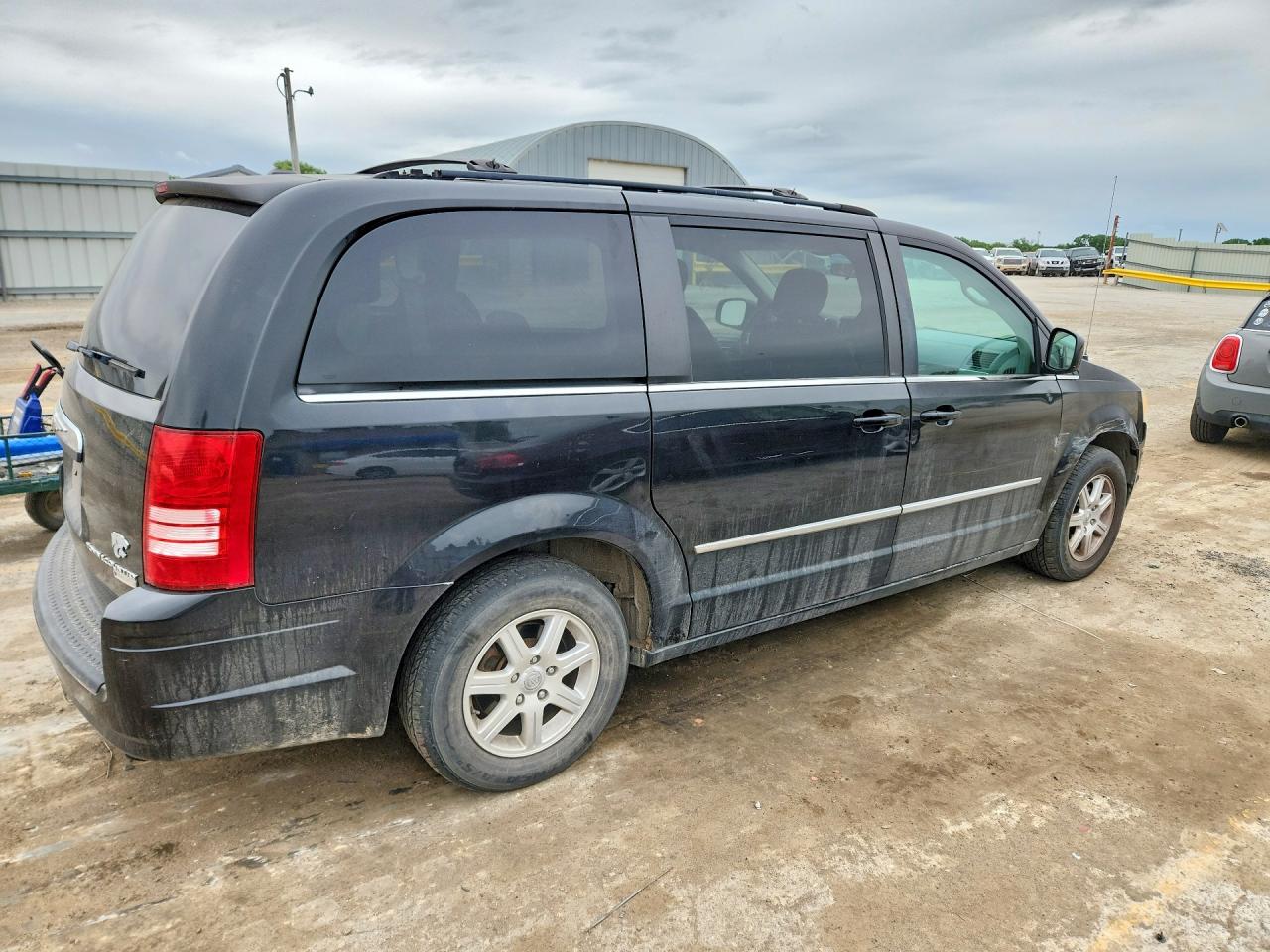 2010 CHRYSLER TOWN & COUNTRY TOURING photo 3