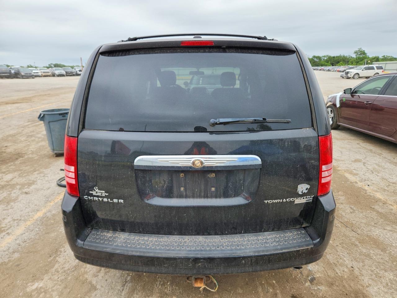 2010 CHRYSLER TOWN & COUNTRY TOURING photo 6