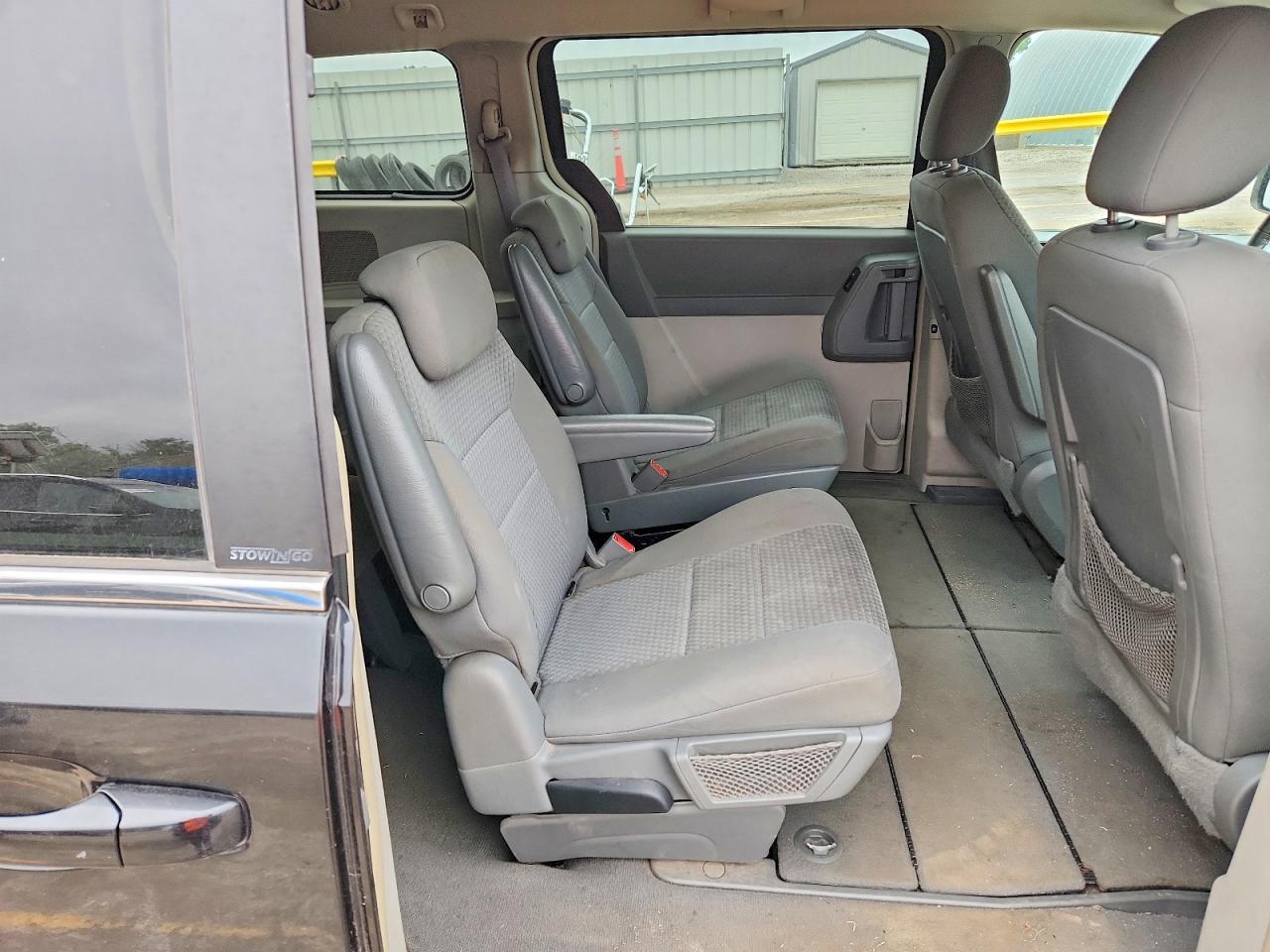 2010 CHRYSLER TOWN & COUNTRY TOURING photo 11