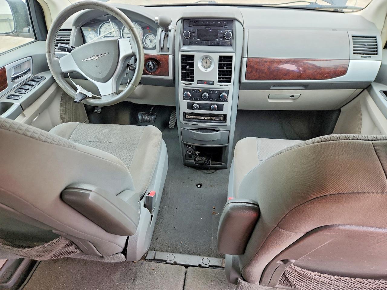 2010 CHRYSLER TOWN & COUNTRY TOURING photo 8