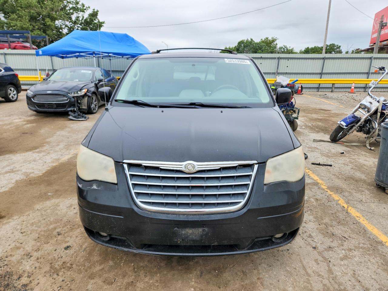 2010 CHRYSLER TOWN & COUNTRY TOURING photo 5