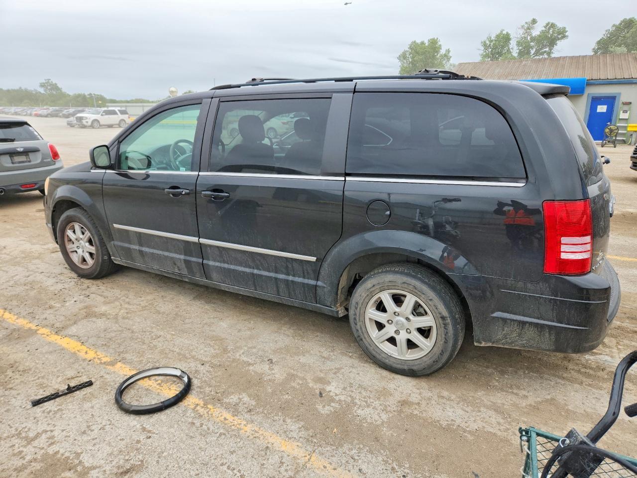 2010 CHRYSLER TOWN & COUNTRY TOURING photo 2