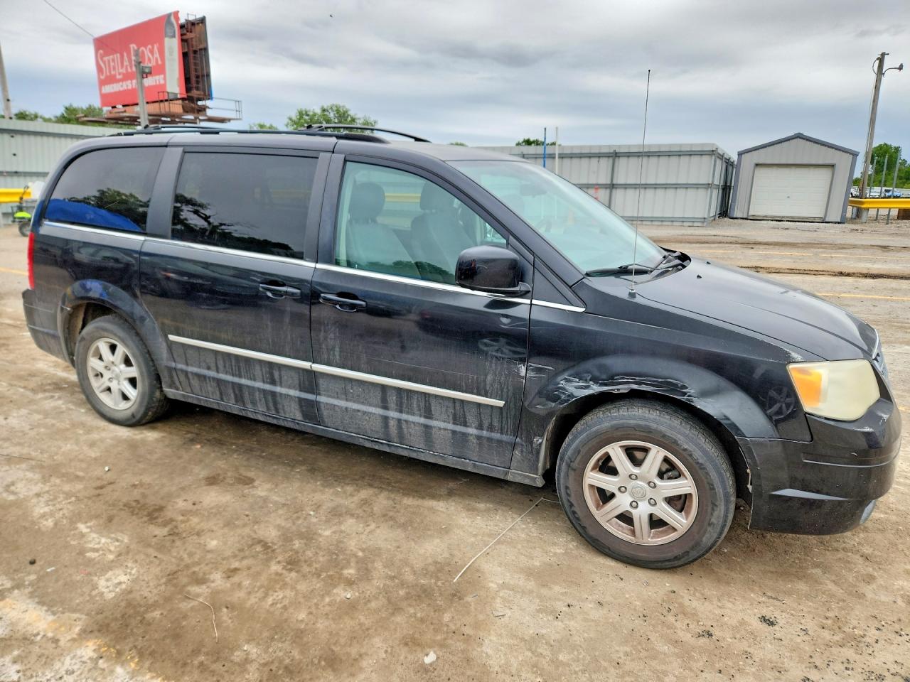 2010 CHRYSLER TOWN & COUNTRY TOURING photo 4