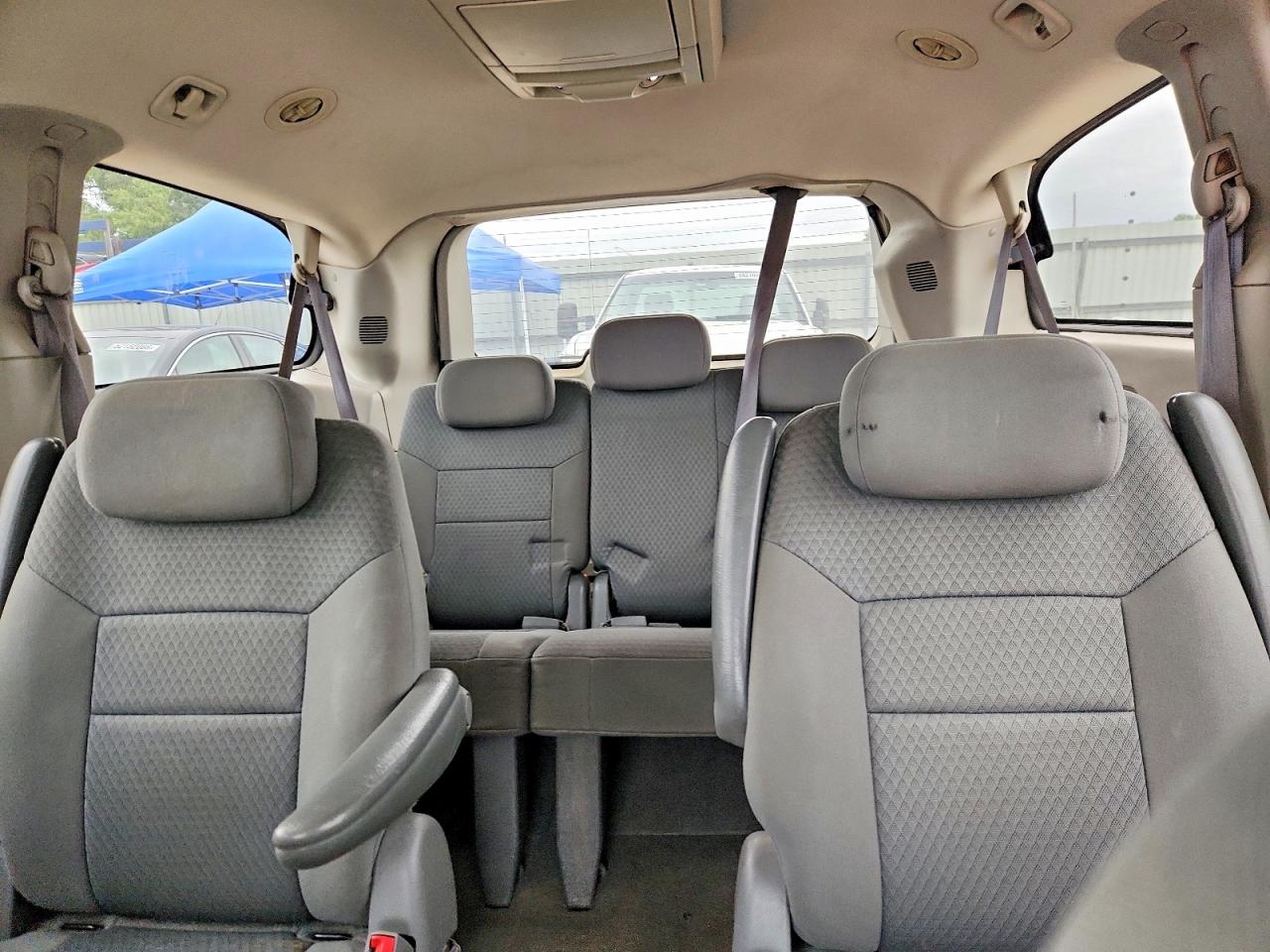 2010 CHRYSLER TOWN & COUNTRY TOURING photo 10