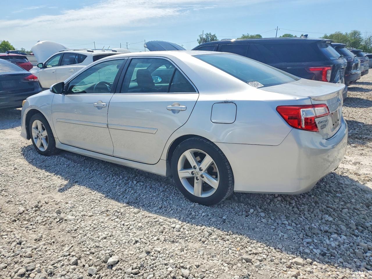 2014 TOYOTA CAMRY SE photo 4