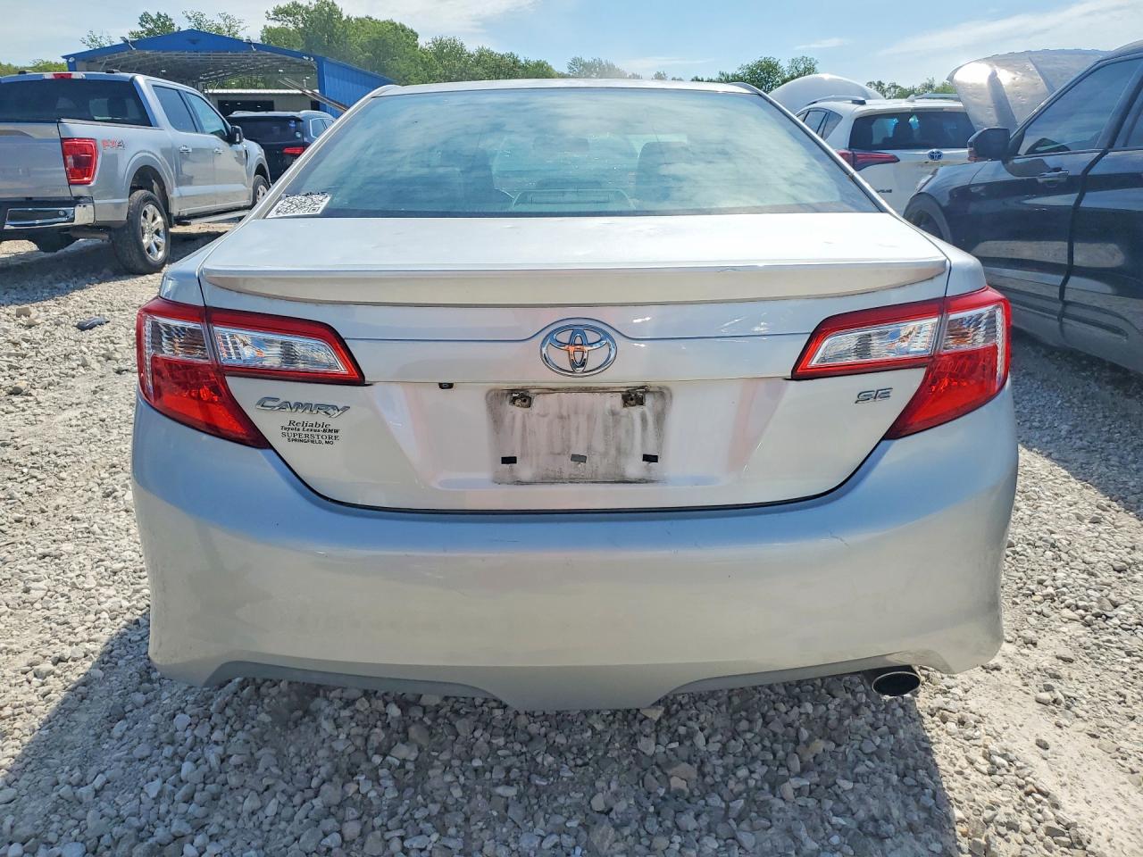 2014 TOYOTA CAMRY SE photo 16