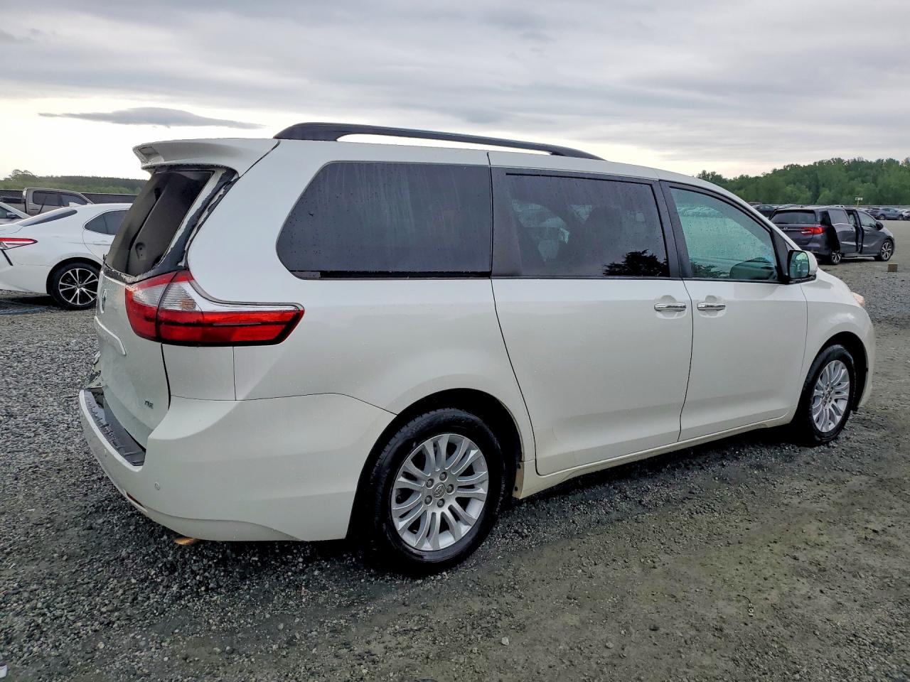 2016 TOYOTA SIENNA XLE 8-PASSENGER photo 5