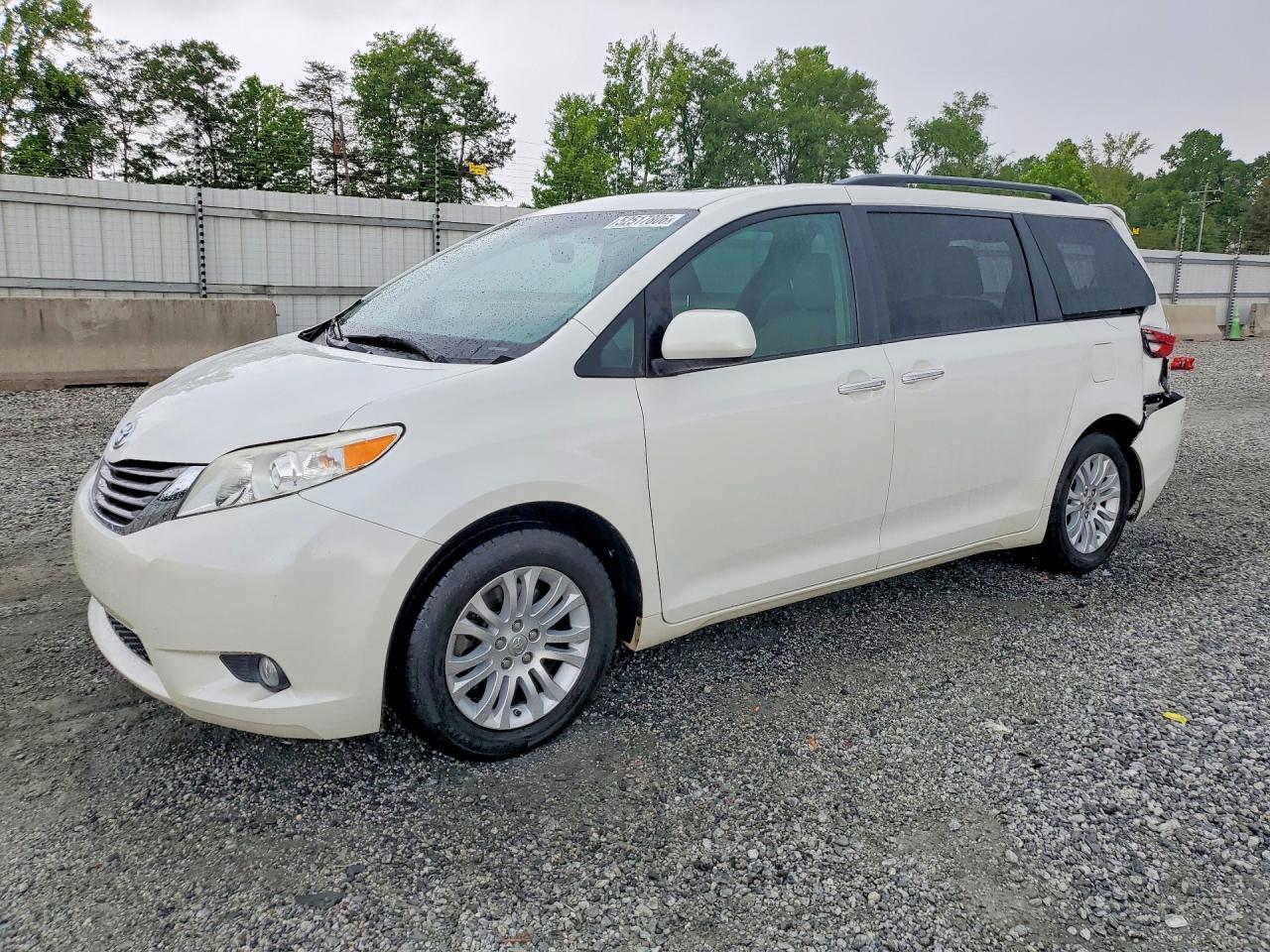 2016 TOYOTA SIENNA