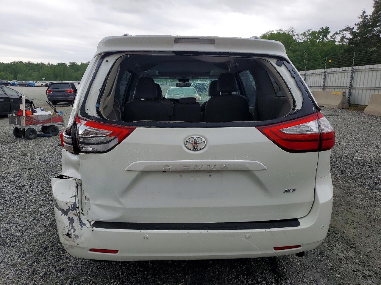 2016 TOYOTA SIENNA XLE 8-PASSENGER photo 11