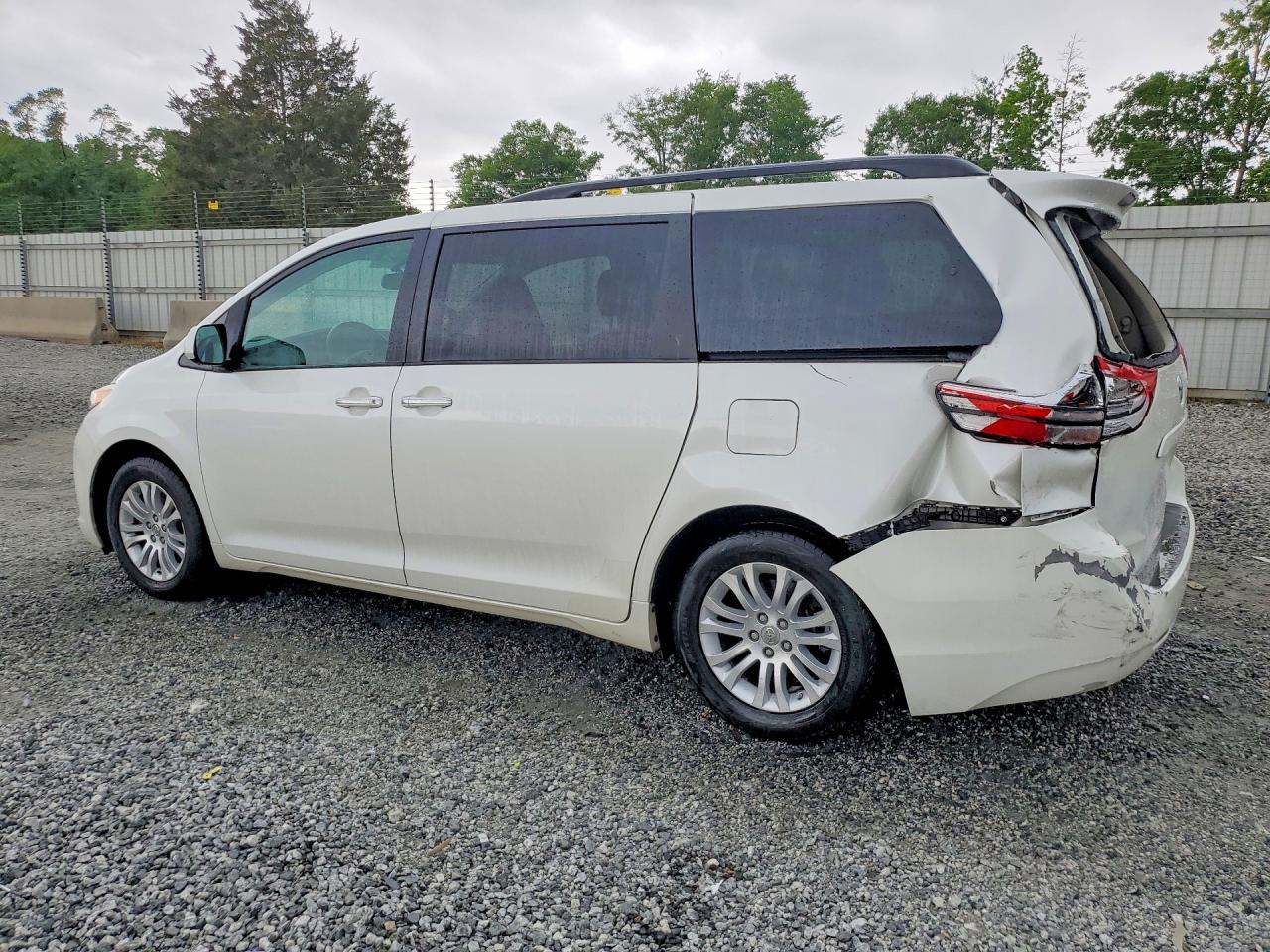 2016 TOYOTA SIENNA XLE 8-PASSENGER photo 3