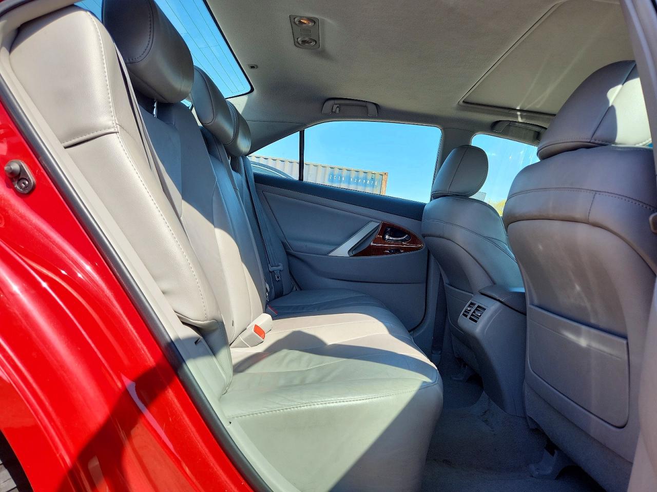 2011 TOYOTA CAMRY XLE photo 28