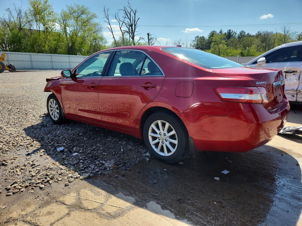 2011 TOYOTA CAMRY XLE photo 4