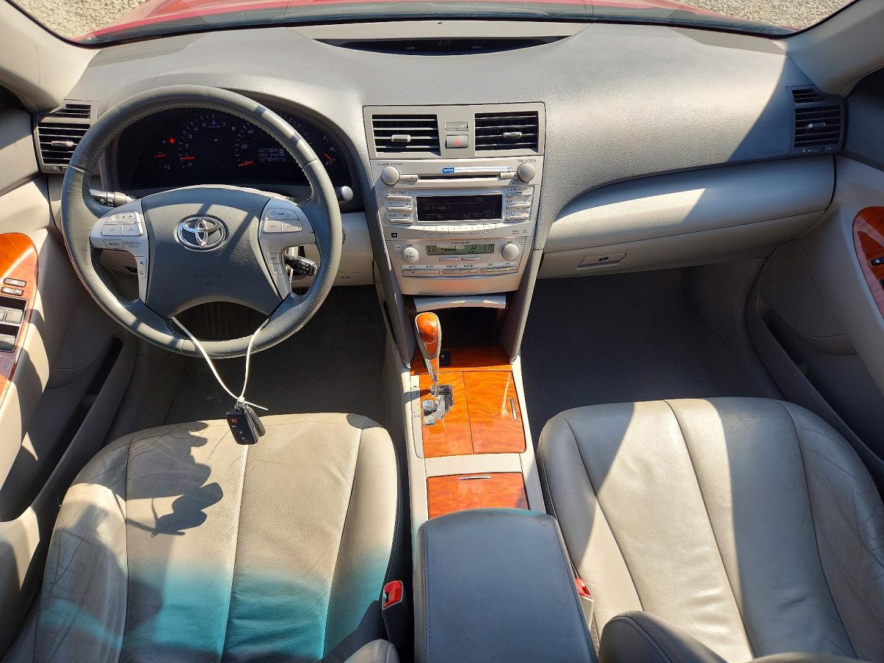 2011 TOYOTA CAMRY XLE photo 22