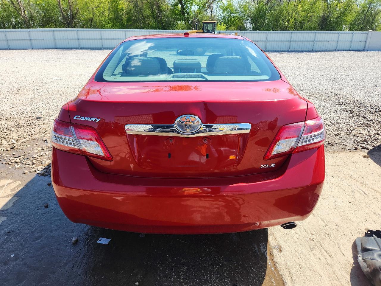 2011 TOYOTA CAMRY XLE photo 16