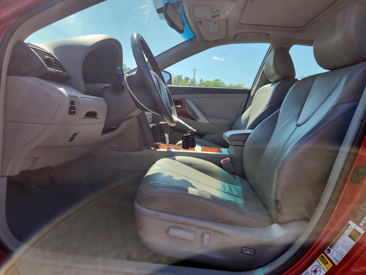 2011 TOYOTA CAMRY XLE photo 19