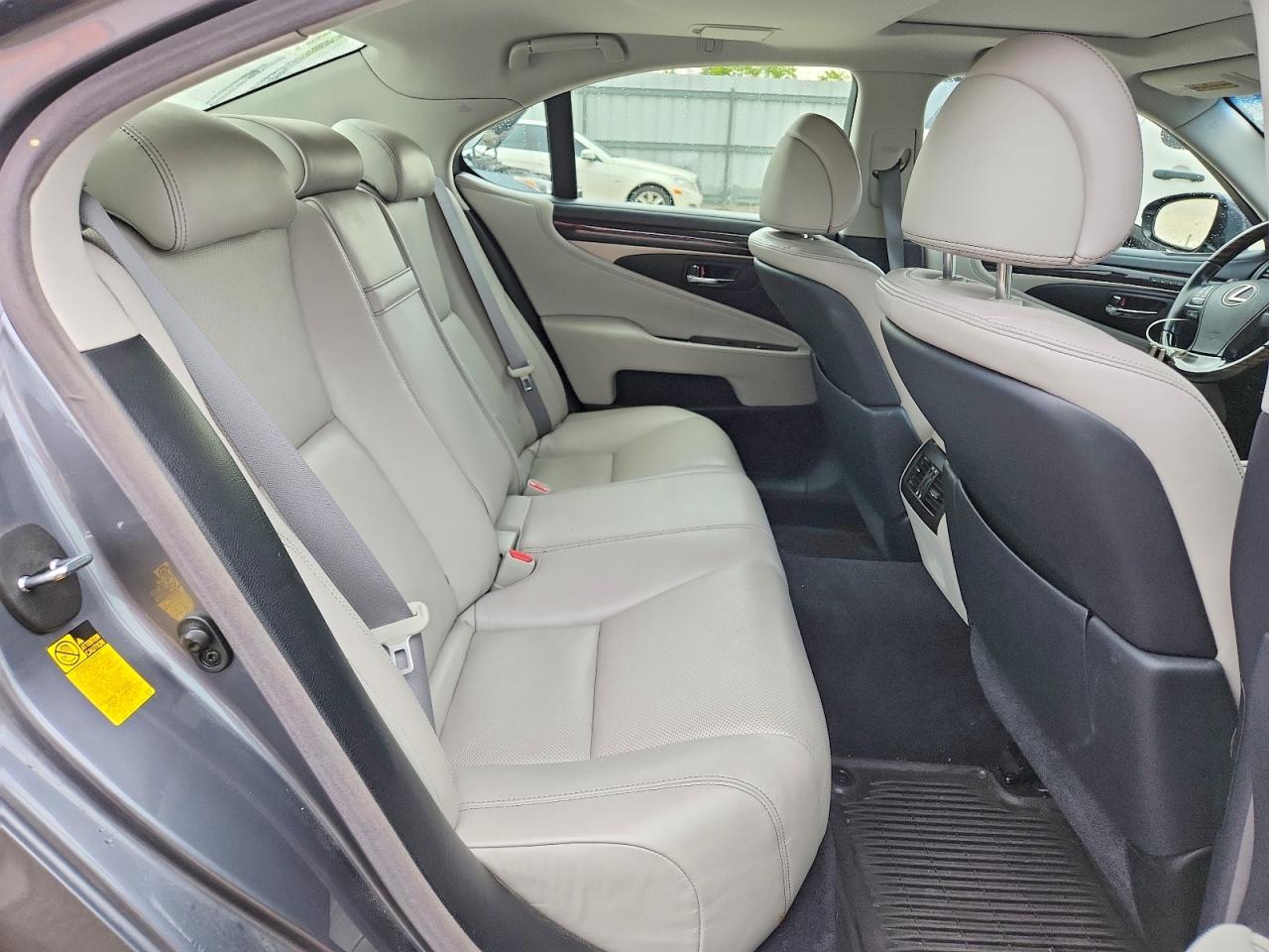 2015 LEXUS LS 460 photo 19