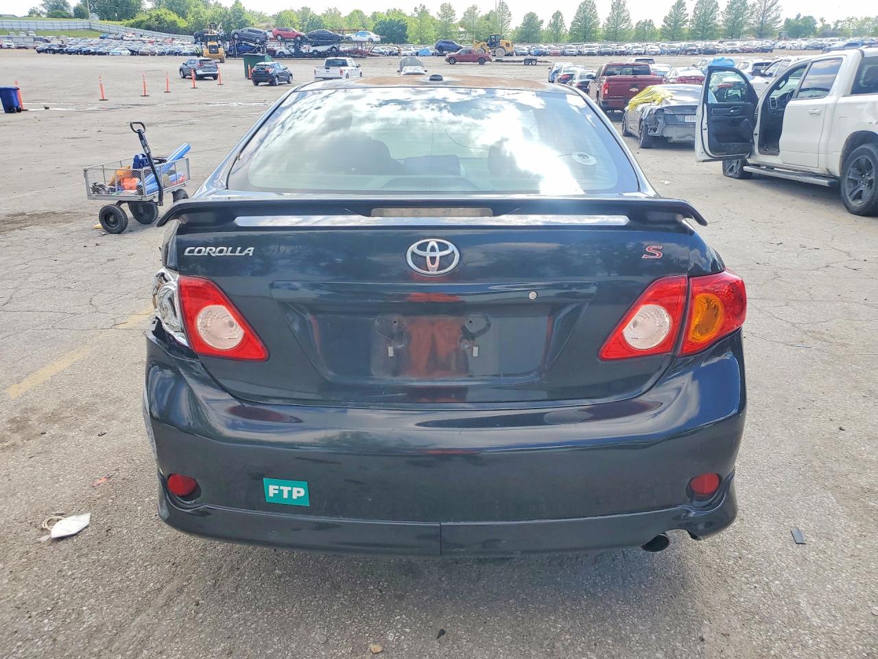 2010 TOYOTA COROLLA S photo 11