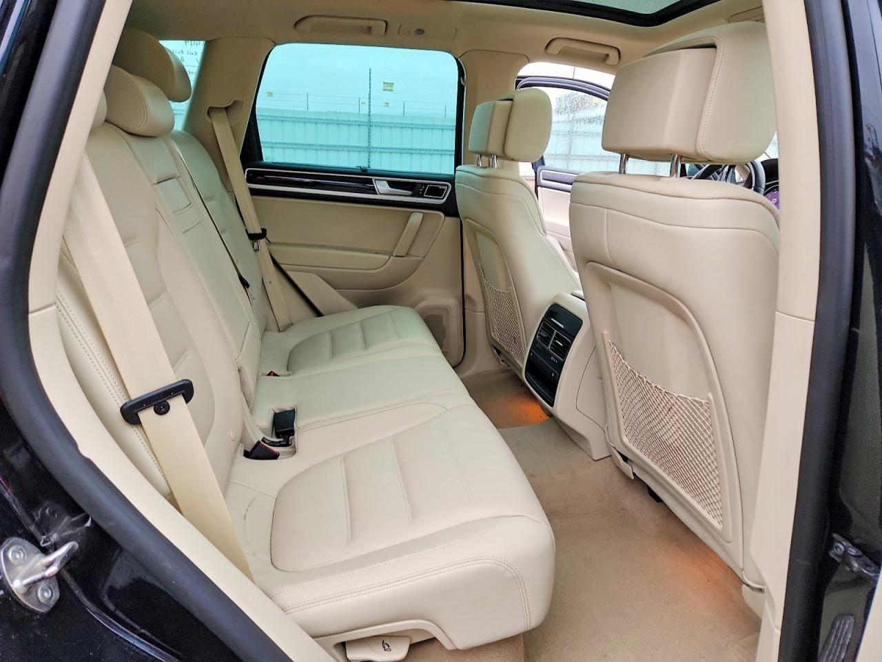 2017 VOLKSWAGEN TOUAREG EXECUTIVE photo 19