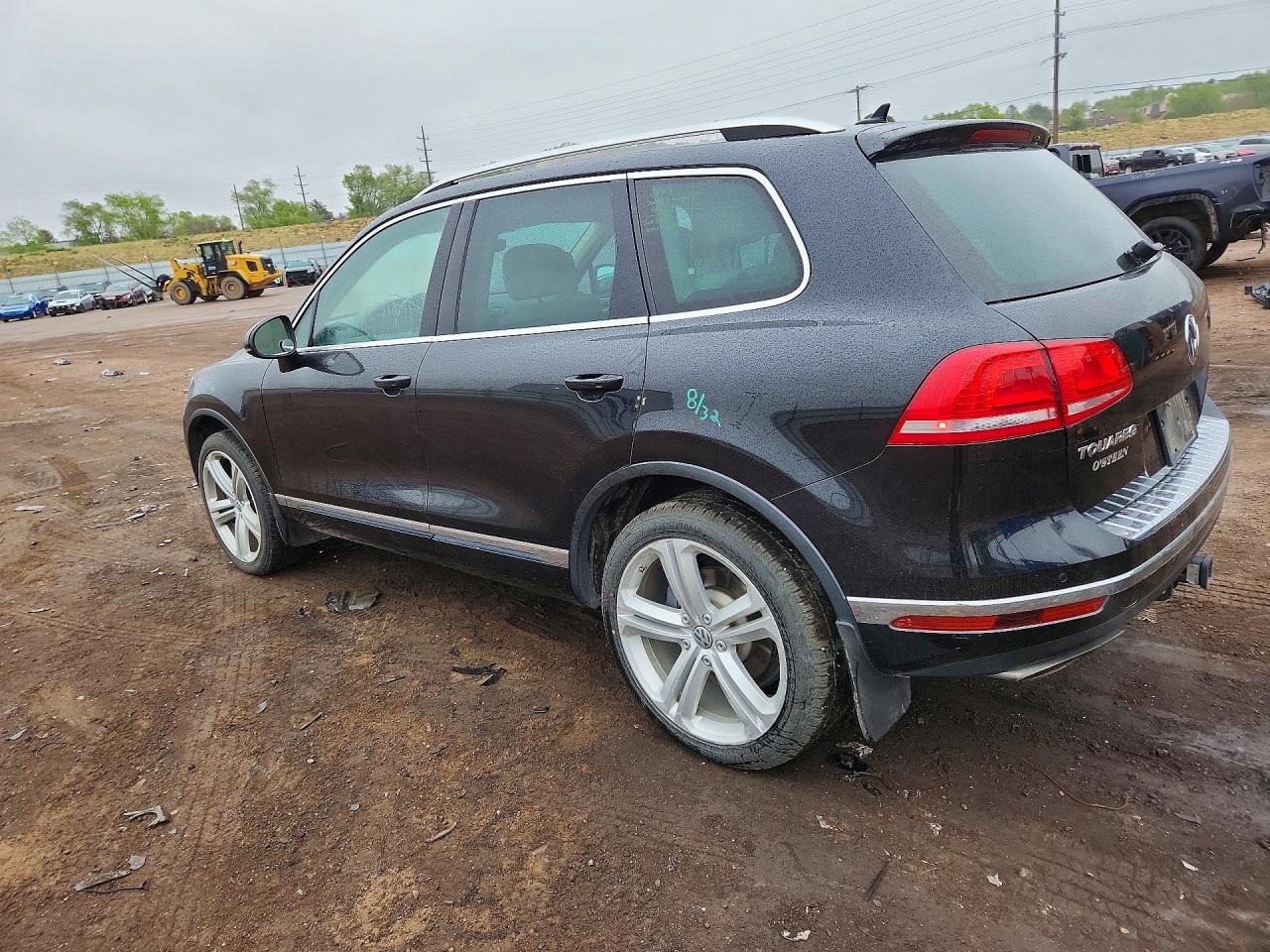 2017 VOLKSWAGEN TOUAREG EXECUTIVE photo 3