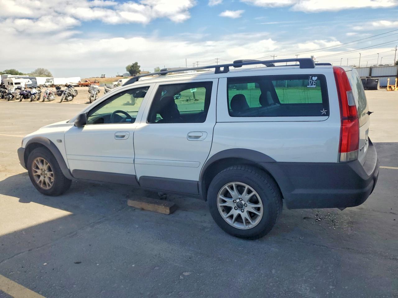 2004 VOLVO XC70 photo 2